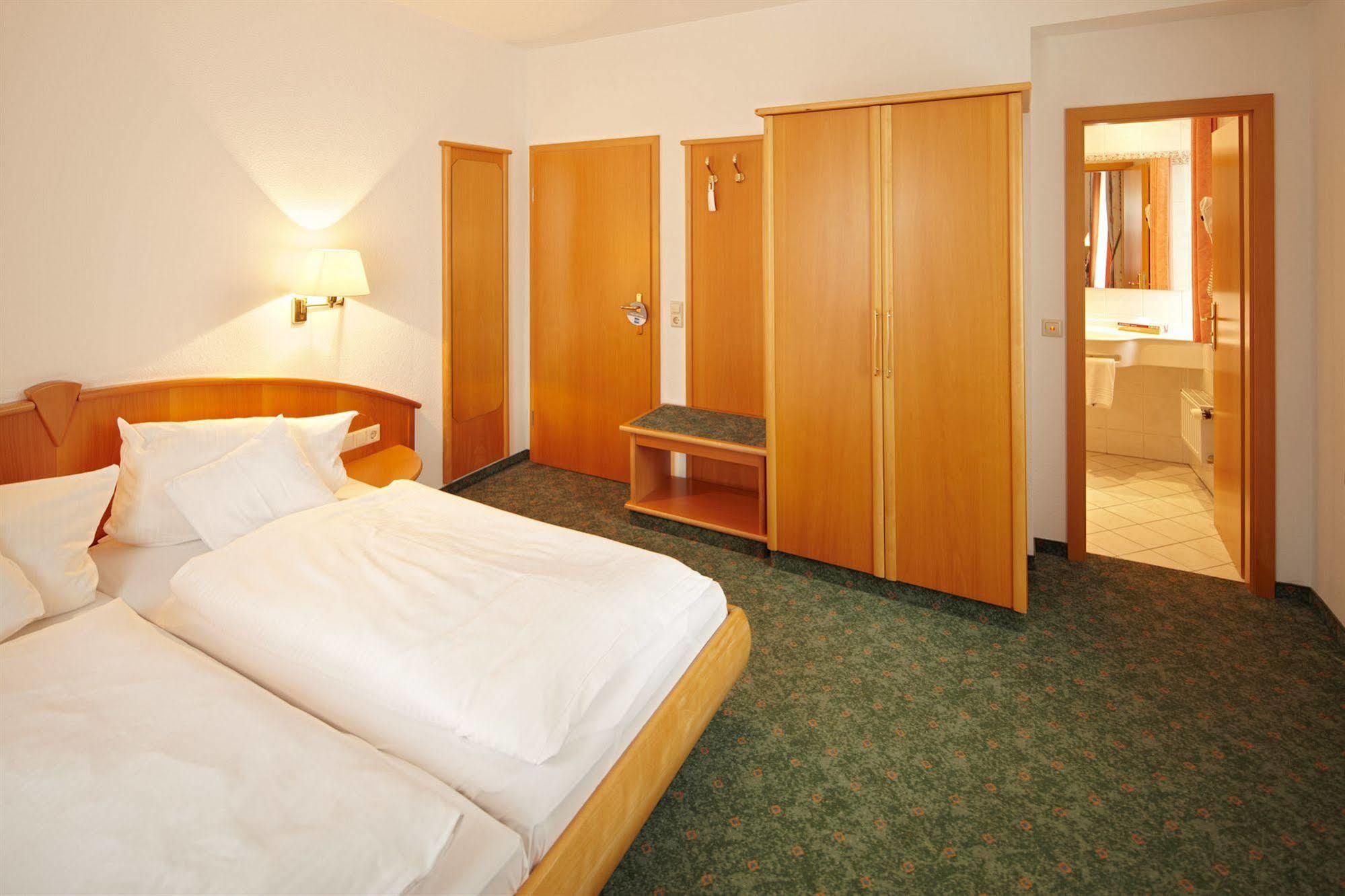 Hotel Zum Hirsch Wertingen Eksteriør bilde