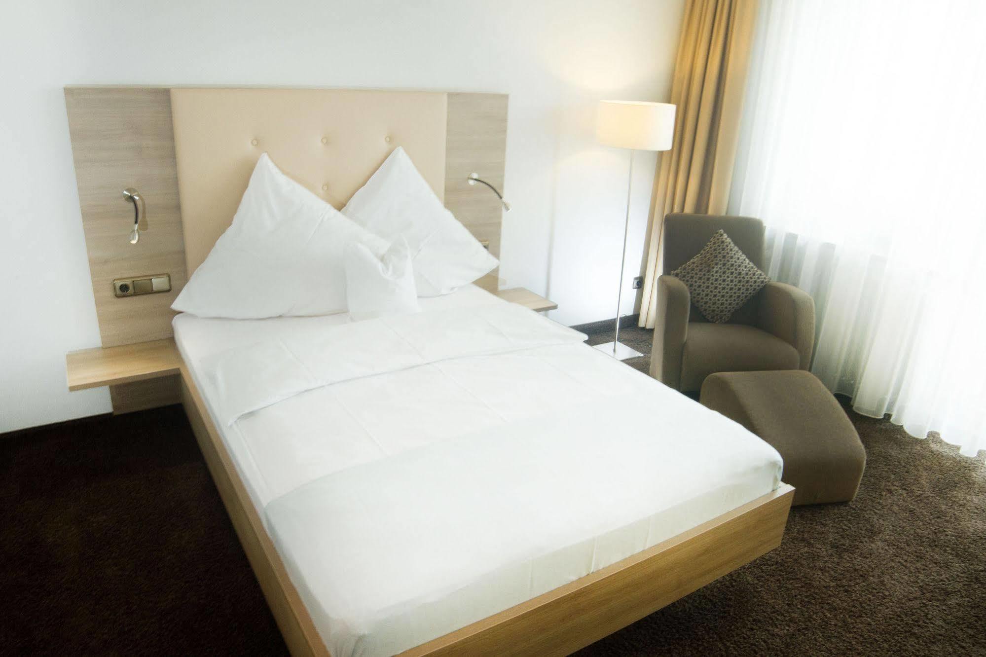 Hotel Zum Hirsch Wertingen Eksteriør bilde